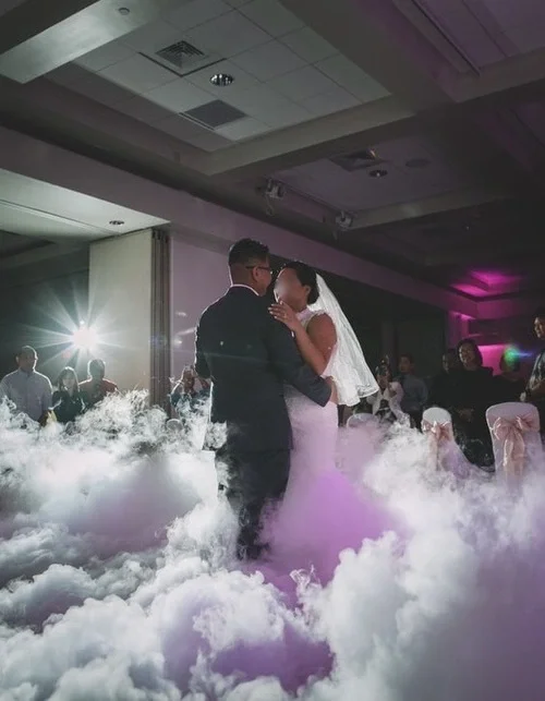 Machine à fumée lourde créant un nuage au sol pour l’ouverture de bal d’un mariage dans l’Oise