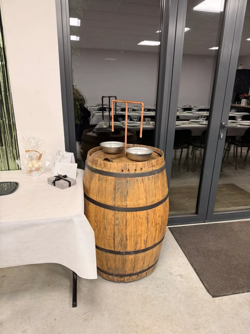 Fontaine à punch en tonneau installée pour une réception