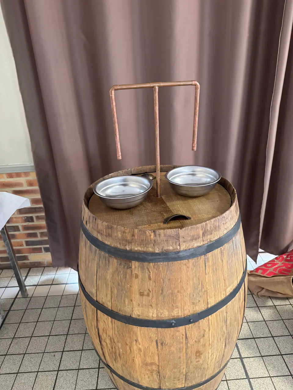 Fontaine à punch en tonneau de bois avec deux robinets