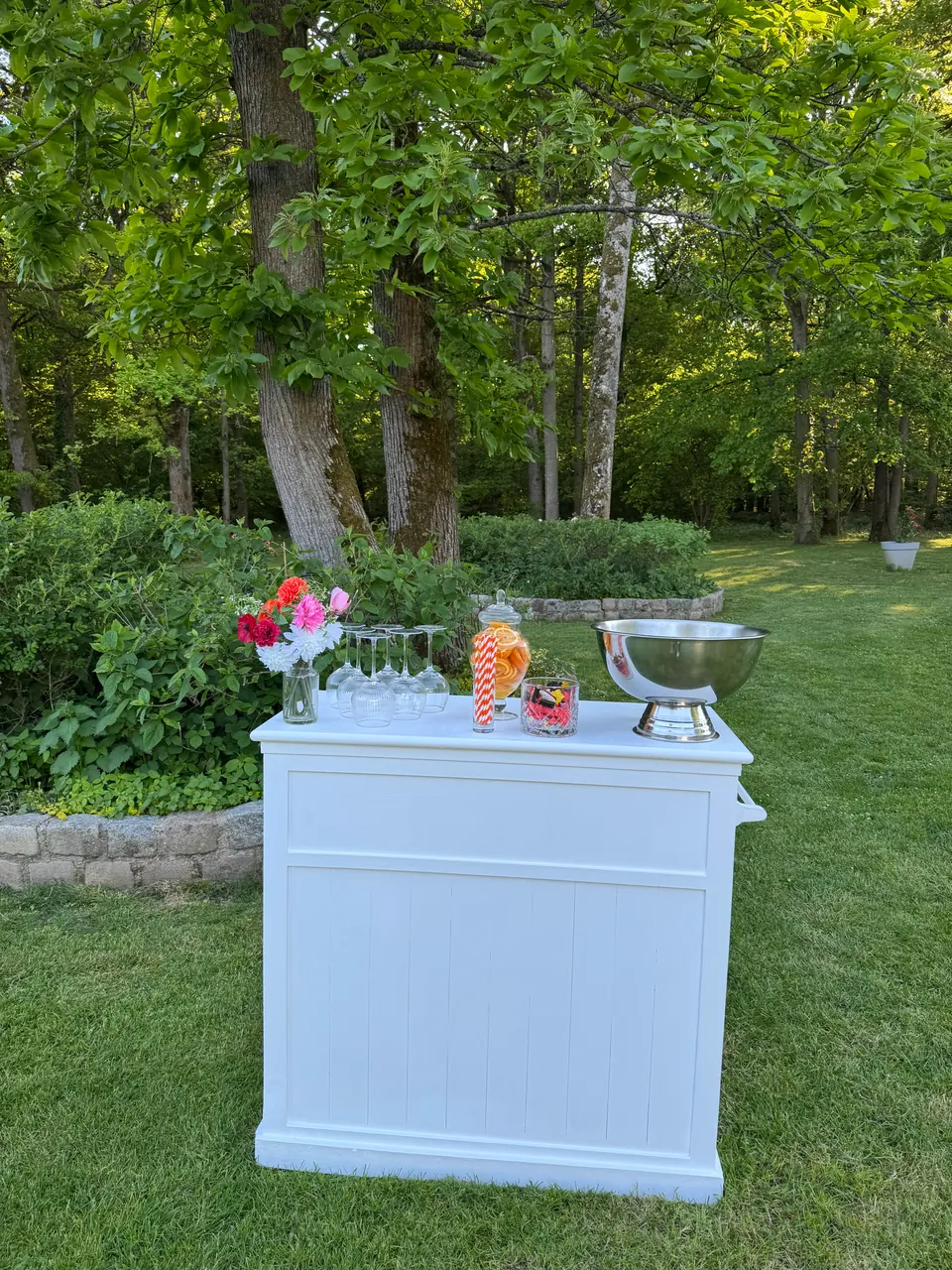 Bar blanc installé en extérieur pour une réception