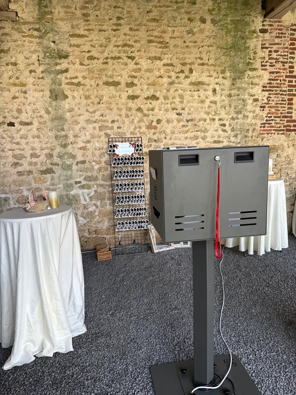 Photobooth installé avec un présentoir d’accessoires photo